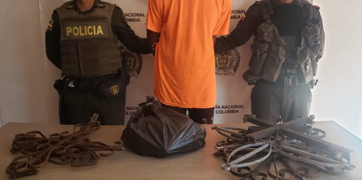 ¡Insólito! Sorprenden a un hombre con 8 cruces robadas de un cementerio 8 ¡Insólito! Sorprenden a un hombre con 8 cruces robadas de un cementerio Muchas historias se conocen sobre la profanación de tumbas para extraer elementos de valor de las mismas o incluso, para la práctica de algunos ritos, pero lo ocurrido en las últimas horas en el cementerio de Campo de la Cruz, Atlántico, muy pocas veces ha ocurrido: el robo de las cruces de hierro.