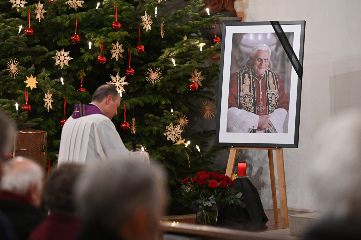 El Vaticano publica las primeras imágenes de los restos mortales de Benedicto XVI &nbsp;El Vaticano publicó las primeras imágenes de los restos mortales de Benedicto XVI, fallecido este sábado 31 de diciembre, que reposan actualmente en la capilla del Monasterio Mater Ecclesia, la que fue su casa durante los últimos casi 10 años de su vida, desde que renunció al pontificado en 2013.