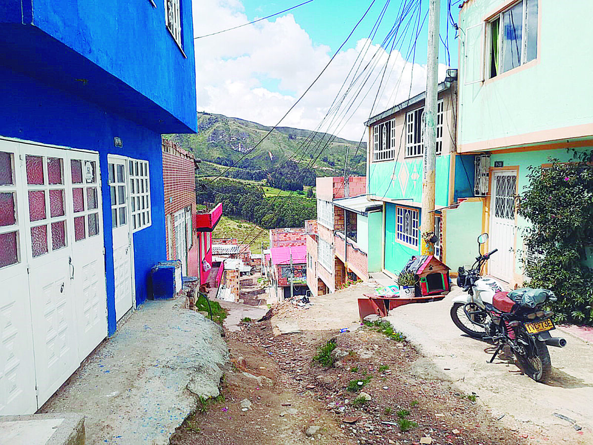 Crimen a bala de Javier en Usme 1 Crimen a bala de Javier en Usme En la noche del pasado jueves 12 de enero, el cuerpo sin vida de un joven (de aproximadamente 30 años) yacía en el suelo de una de las calles de la invasión Villa Mita, en la localidad de Usme.
