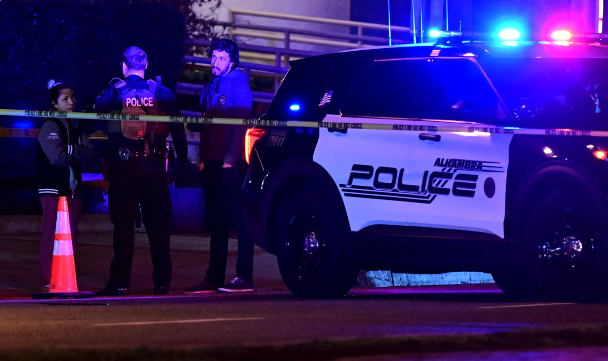 10 muertos: el saldo de tiroteo durante celebración del Año Nuevo Chino Diez personas murieron y al menos otras 10 resultaron heridas en un tiroteo en una localidad de población mayoritariamente asiática del sur de California, dijo la policía el domingo, y el presunto autor de la matanza está prófugo.