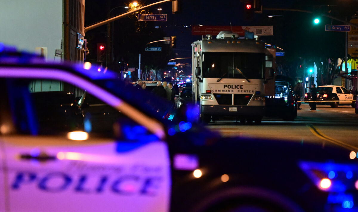 10 muertos: el saldo de tiroteo durante celebración del Año Nuevo Chino Diez personas murieron y al menos otras 10 resultaron heridas en un tiroteo en una localidad de población mayoritariamente asiática del sur de California, dijo la policía el domingo, y el presunto autor de la matanza está prófugo.