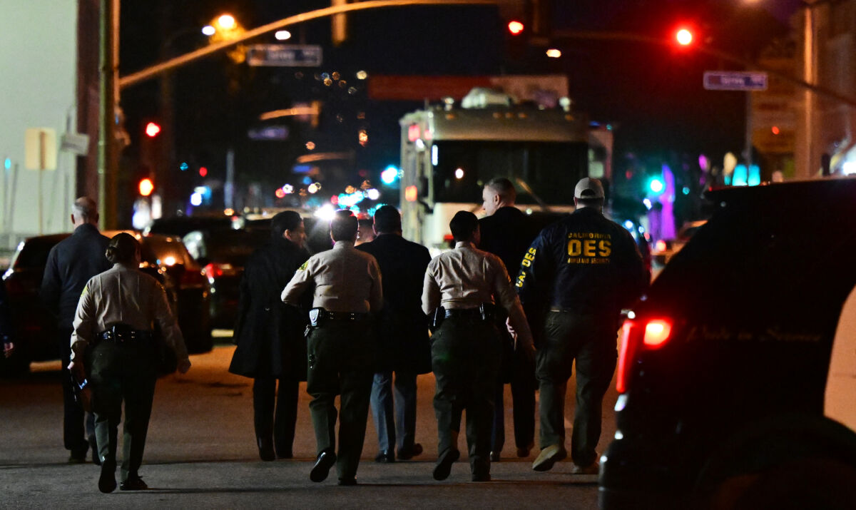 10 muertos: el saldo de tiroteo durante celebración del Año Nuevo Chino Diez personas murieron y al menos otras 10 resultaron heridas en un tiroteo en una localidad de población mayoritariamente asiática del sur de California, dijo la policía el domingo, y el presunto autor de la matanza está prófugo.