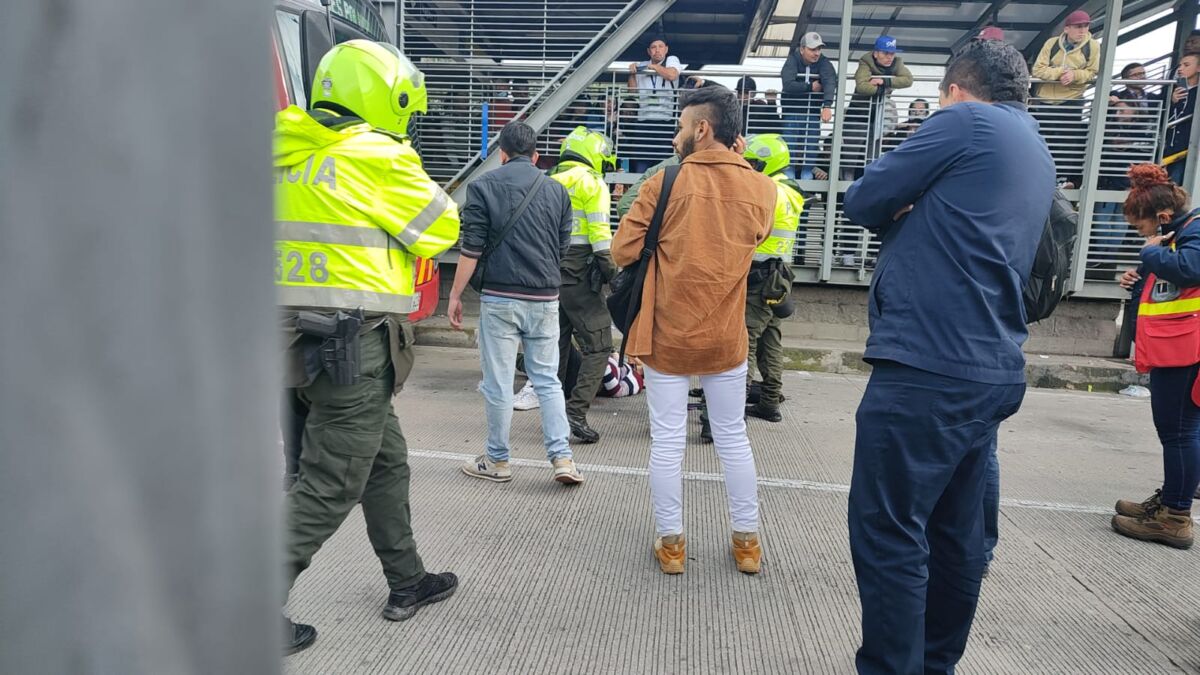 A bala cogieron a pillo que intentó robar un bus de TransMilenio en Soacha Para fortuna de los pasajeros y los transeúntes en la zona, un grupo de la Policía que pasó por el sector evitó un hurto gracias a la oportuna reacción que terminó en medio de las balas y con una captura.