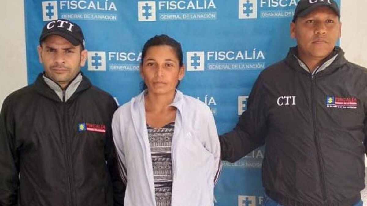 A la cana mujer que mató a su esposo con el pico de una botella Ante un juzgado de Barranquilla, la Fiscalía Seccional Atlántico presentó en audiencia concentrada a una mujer, presuntamente, responsable del crimen de su compañero sentimental de 32 años, en hechos ocurridos al amanecer del 1 de enero de este año en el municipio de Soledad, Atlántico.