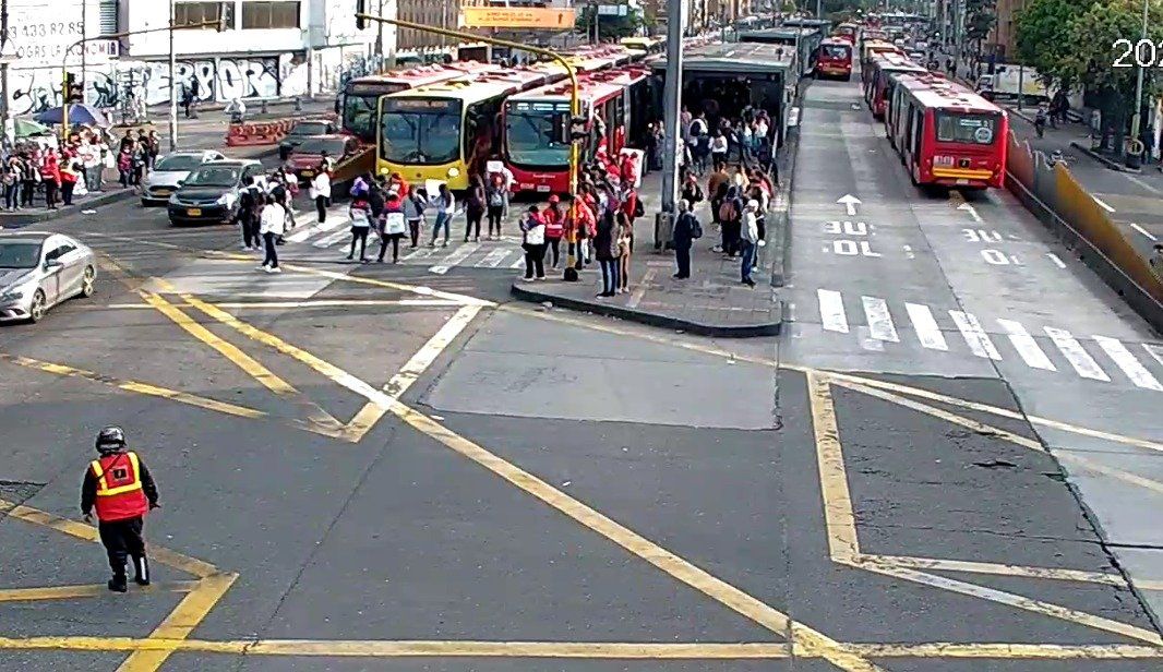 A llenarse de paciencia: Bloqueos afectan operación de Transmilenio por la avenida Caracas Las estaciones de la calle 76 y Flores se encuentran restableciendo la operación debido a manifestaciones que se presentaron a la altura de la calle 72 con avenida Caracas.