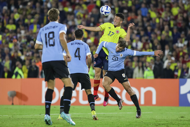 Uruguay le amargó la noche a la Selección Colombia Sub 20, en El Campín Con derrota la Selección Colombia inició anoche su participación en el hexagonal final del Sudamericano Sub 20. En un estadio El Campín casi lleno, la 'Tricolor' cayó 1-0 con Uruguay y sufrió su primer traspié en su camino para clasificar al Mundial de Indonesia. Eso sí, hay que reconocer que el equipo corrió y metió hasta el final.