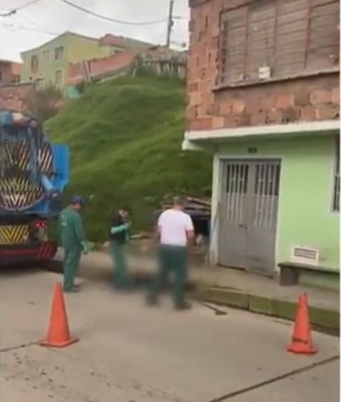 Trabajadores del Acueducto hallan cuerpo de una cabra en alcantarilla de Santa Fe 1 Trabajadores del Acueducto hallan cuerpo de una cabra en alcantarilla de Santa Fe La comunidad denunció la situación que venía generando malos olores en una de las cuadras del barrio El Triunfo, en la localidad de Santa Fe.