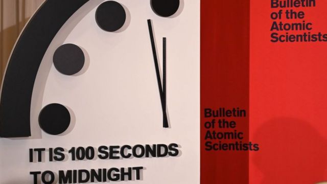 Adelantan el reloj del juicio final 2 Adelantan el reloj del juicio final Esta semana llamó la atención de los medios internacionales que la comunidad científica adelantó 90 segundos de la medianoche el reloj del juicio final, lo que quiere decir que el Apocalipsis está más cerca de lo que pensamos, pero ¿cómo funciona este dispositivo y qué factores inciden para que se adelante o atrase? A continuación se lo explicamos.