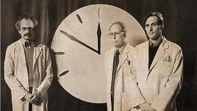 Adelantan el reloj del juicio final 1 Adelantan el reloj del juicio final Esta semana llamó la atención de los medios internacionales que la comunidad científica adelantó 90 segundos de la medianoche el reloj del juicio final, lo que quiere decir que el Apocalipsis está más cerca de lo que pensamos, pero ¿cómo funciona este dispositivo y qué factores inciden para que se adelante o atrase? A continuación se lo explicamos.