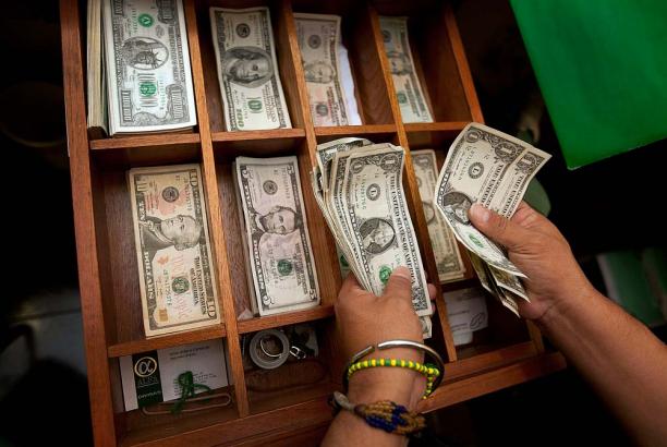 Ahorre en dólares de forma fácil y barata Durante los últimos días el dólar ha dado una tregua considerable respecto a su valor frente al peso colombiano. La moneda gringa pasó de valer $5.000 a $4.551 (así cerró ayer), con lo cual se le dio un respiro a los sectores de la economía nacional que dependen del precio de la divisa.&nbsp;