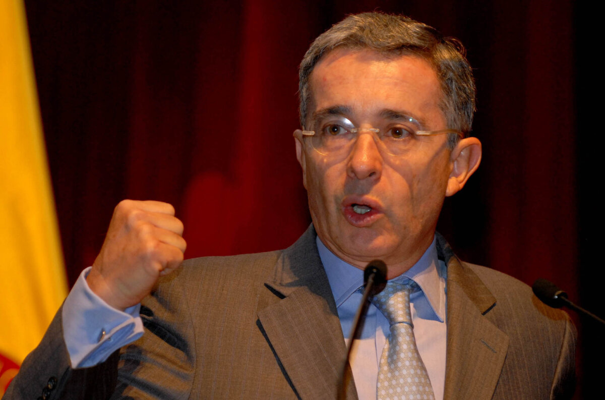 Asesinan a policía que hacía parte del esquema de seguridad de Álvaro Uribe La Unidad Nacional de Protección confirmó este lunes el asesinato de un policía que hacía parte del esquema de seguridad del expresidente Álvaro Uribe. Según precisó la institución, se trata del intendente Pablo Antonio Dueñas Morales, oriundo del municipio de Monguí, Boyacá.