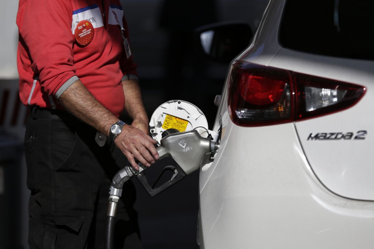 Así podría rendirle más las gasolina por cuenta del precio del galón El precio de la gasolina está por las nubes y más de un usuario está pensando dos veces antes de sacar su vehículo, pero con los siguientes consejos, el combustible podría rendirle un poco más de lo usual y así ayudarle a su bolsillo.