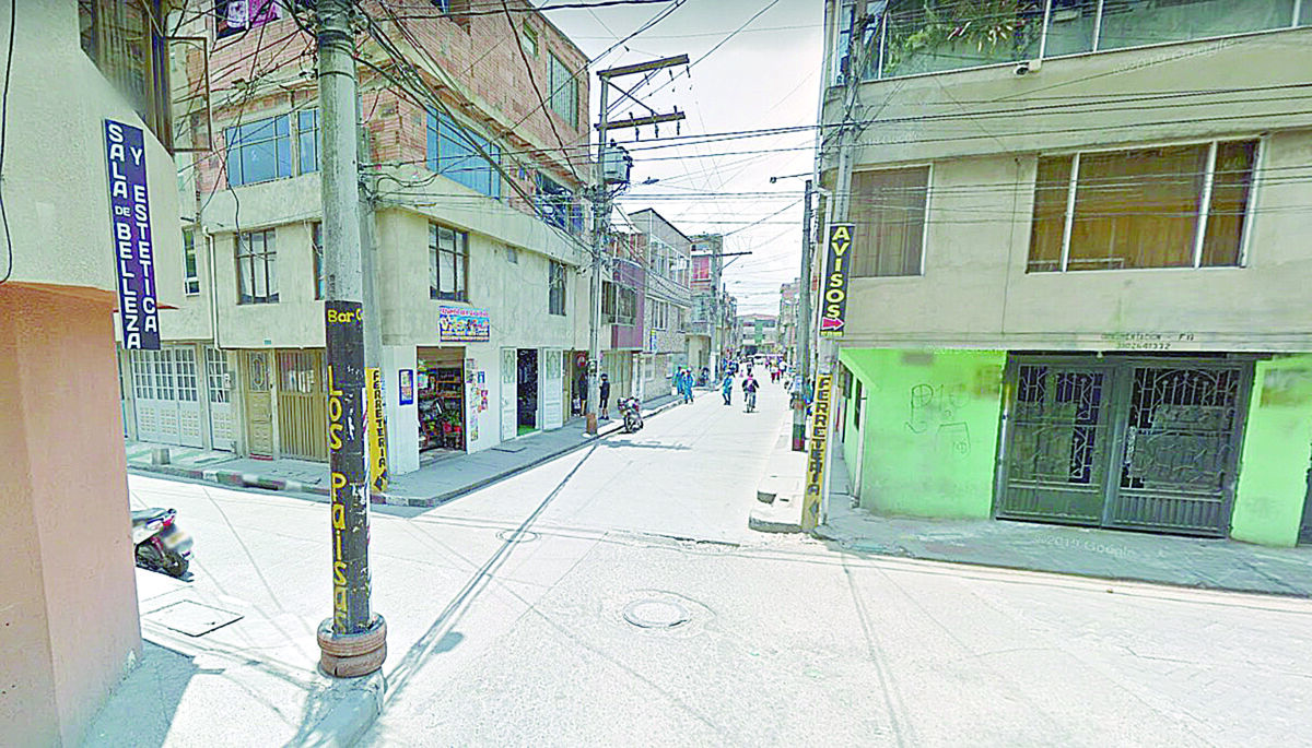 Asesinaron a Luis Alejandro en Engativá 1 Asesinaron a Luis Alejandro en Engativá Atardecía el pasado miércoles en una de las estrechas calles del barrio El Palmar II, en la localidad en Engativá, cuando un joven de 25 años, que caminaba por la zona, fue presa de un ataque a mano armada propiciado por sujetos a bordo de una motocicleta. Tras recibir dos disparos, falleció camino a un centro asistencial.