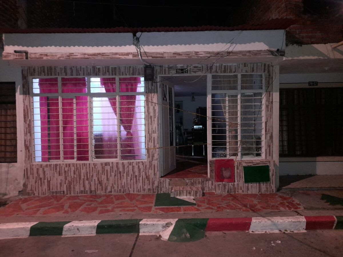Aterrador: mujer habría sido asesinada por su propio nieto Las autoridades capturaron a un hombre que, al parecer, asesinó a la señora Clemencia Duarte, en su propia casa. A la mujer le propinaron varias puñaladas.