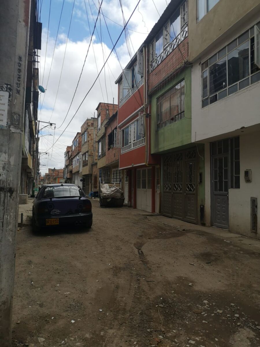 Atroz feminicidio en San Bernardino 2 Atroz feminicidio en San Bernardino Sumidos en un inmenso dolor y tristeza se encuentran los familiares de Norkis Jackeline Alvares, una mujer de 44 años, que llegó desde Venezuela hace poco tiempo para reunirse con su pareja sentimental, un hombre de ese país que le pintó una vida ‘color de rosa’, pero que finalmente fue el responsable de segar su existencia el sábado 21 de enero.