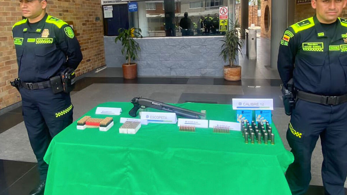 Mujer entrega a la Policía tremendo arsenal que era de su marido Una mujer decidió entregarle a las autoridades un arsenal de municiones y una escopeta a las autoridades luego de que su esposo falleciera.