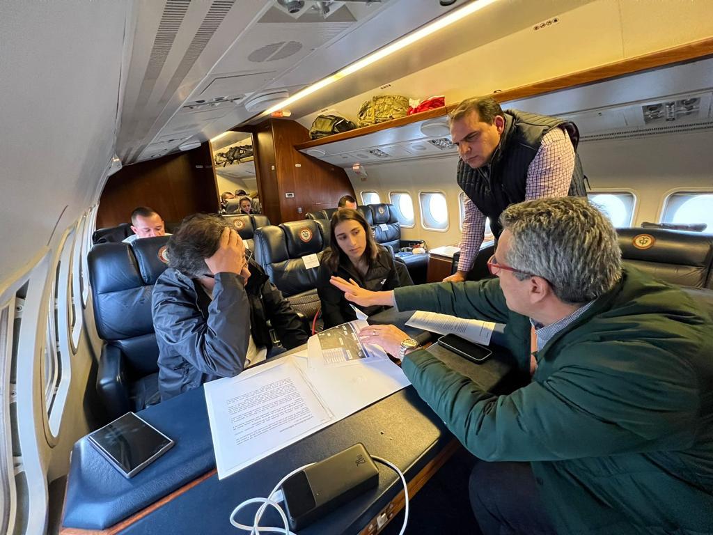 Avión en el que se trasladaba Petro fue impactado por un rayo La Presidencia de Colombia confirmó que el avión en el que se trasladaba el presidente de Colombia, Gustavo Petro, hacia el departamento del Cauca fue impactado por un rayo.
