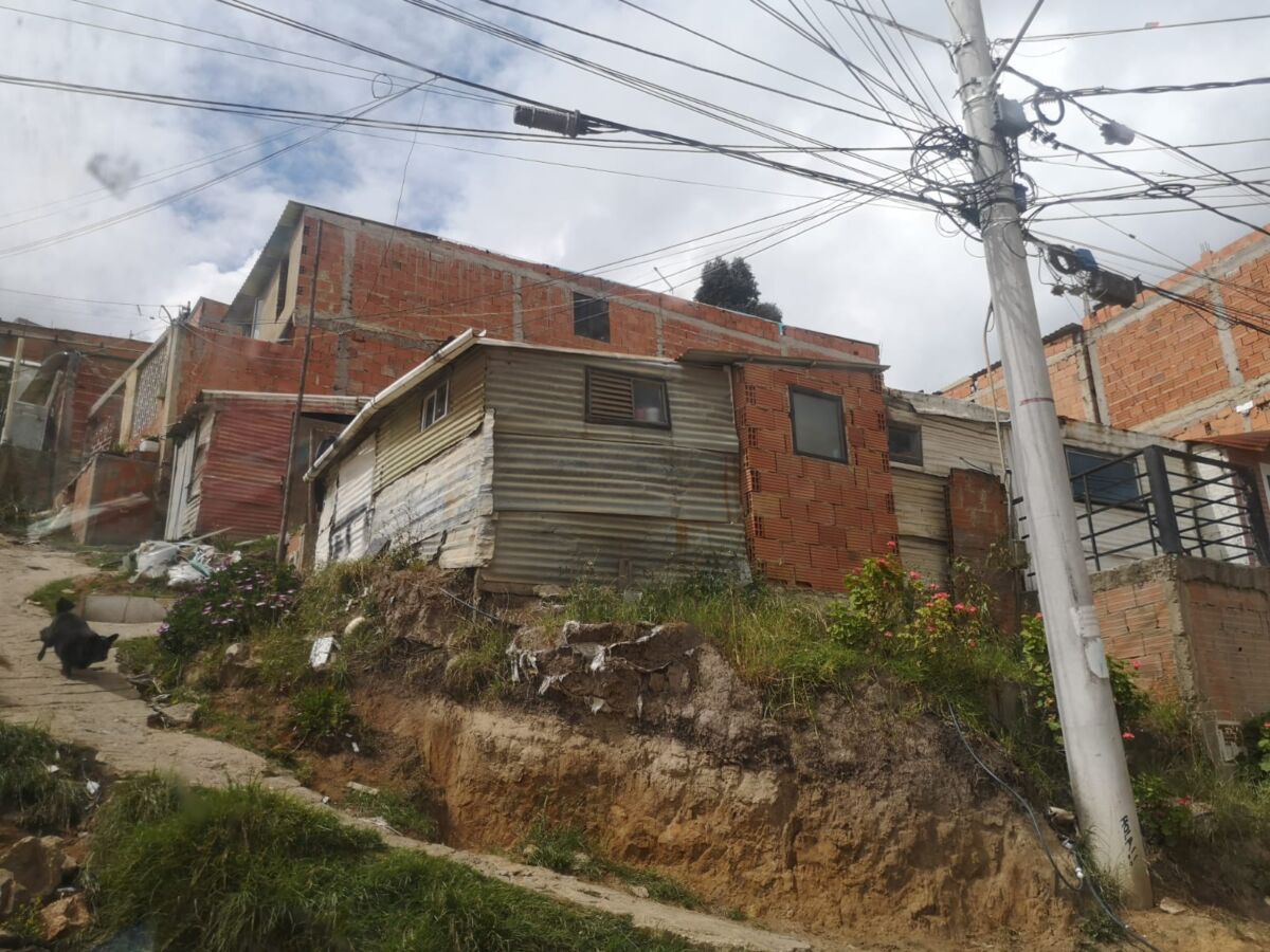 En Ciudad Bolívar balearon a Johan Farid por El Recuerdo 1 En Ciudad Bolívar balearon a Johan Farid por El Recuerdo La noticia del homicidio de un joven, de 19 años, corrió por las calles del barrio El Recuerdo, en Ciudad Bolívar.