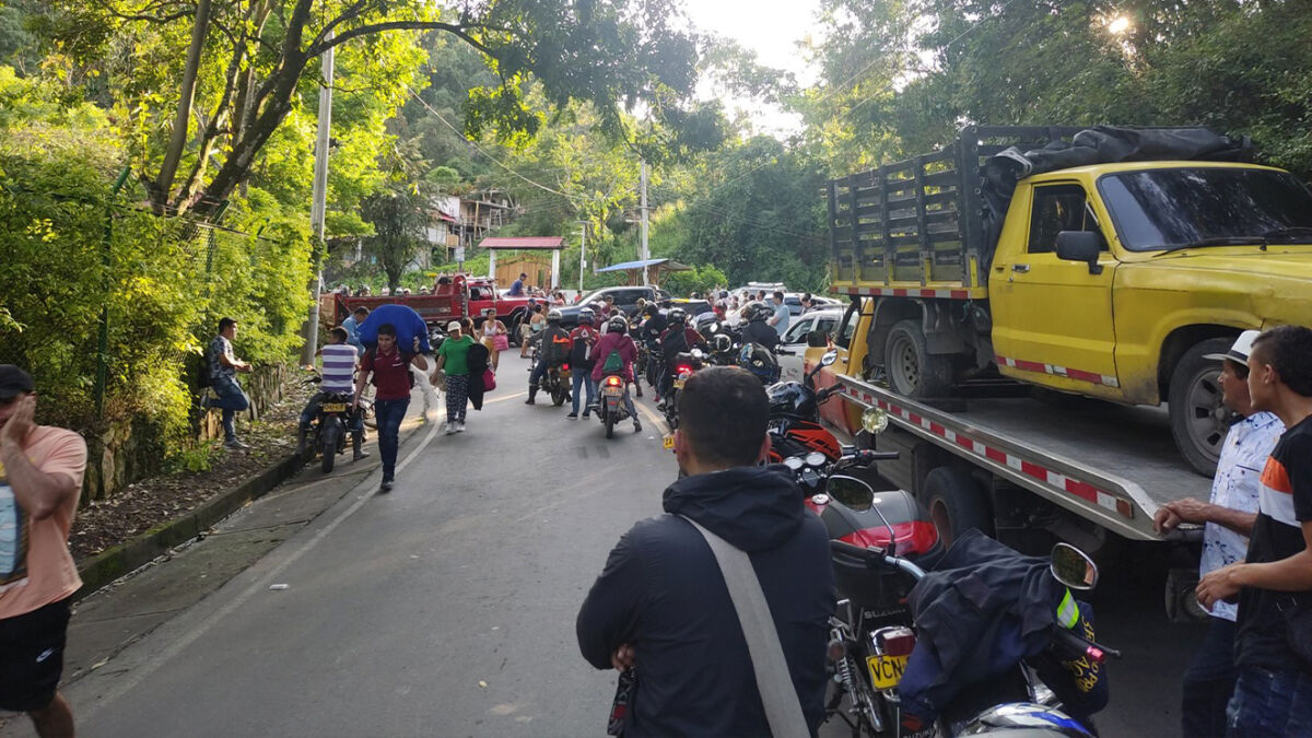 Bloquean la vía Bogotá-La Mesa por incremento de peaje Más de 24 horas llevan los bloqueos de la vía que conecta a Bogotá con los municipios de La Mesa, San Antonio del Tequendama y Mesitas del Colegio (Cundinamarca), esto debido a que se incrementó la tarifa del peaje de este corredor vial.