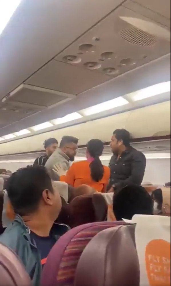 ¡Indigante! Borracho orinó a una mujer en pleno vuelo Un indignante hecho se registró en pleno vuelo que iba desde Nueva York hacia Nueva Delhi, en donde una mujer fue víctima de un pasajero borracho, quien la orinó.