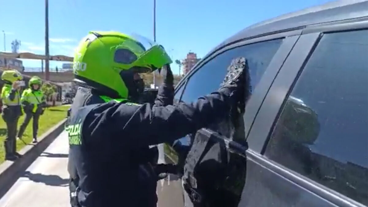 Borracho se quedó dormido dentro de su carro sobre la calzada de TransMilenio Lo creían muerto: en la mañana de este jueves se reportó una camioneta que estaba detenida sobre la calzada de TransMilenio en la carrera 30, la Policía confirmó que el conductor estaba borracho.