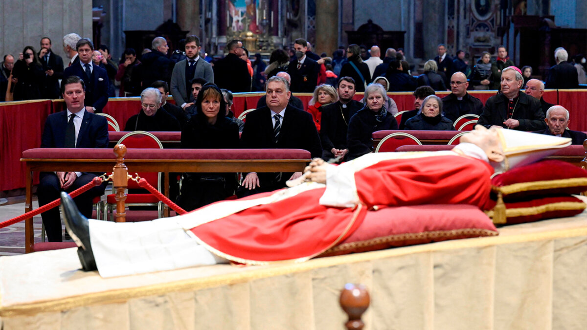 100.000 personas despiden a Benedicto XVI en la basílica de San Pedro Casi 100.000 personas ya han entrado a la basílica de San Pedro para despedir a Benedicto XVI, 25.000 en las últimas últimas cinco horas de este segundo día de capilla ardiente, según datos de la Gendarmería del Vaticano.