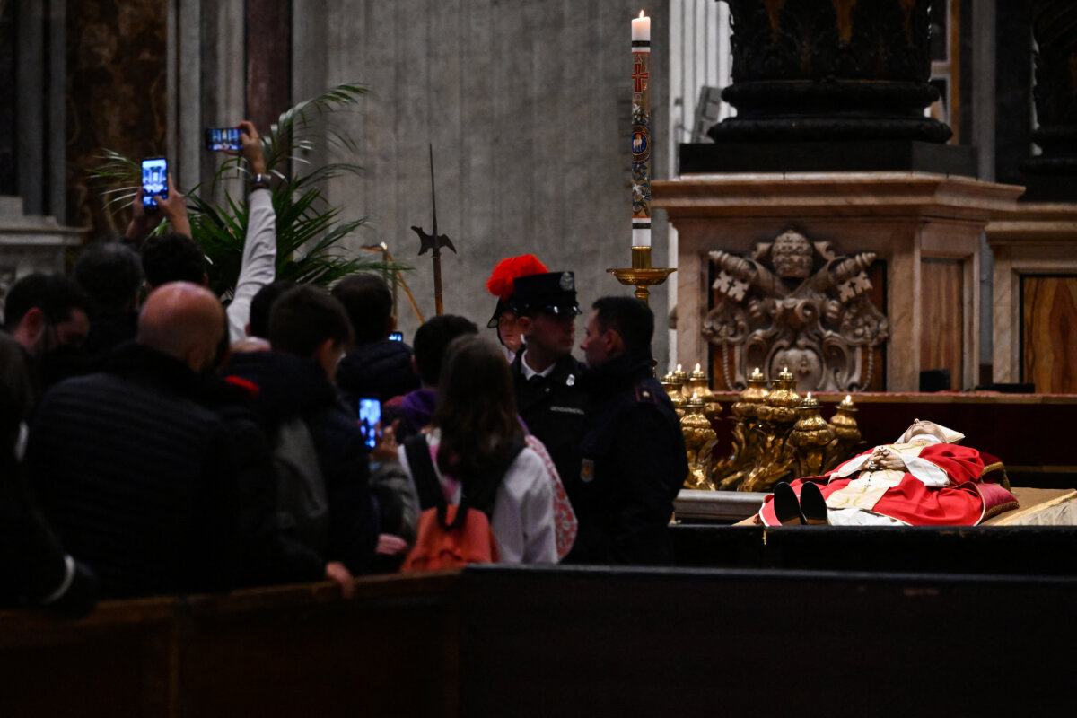 100.000 personas despiden a Benedicto XVI en la basílica de San Pedro Casi 100.000 personas ya han entrado a la basílica de San Pedro para despedir a Benedicto XVI, 25.000 en las últimas últimas cinco horas de este segundo día de capilla ardiente, según datos de la Gendarmería del Vaticano.