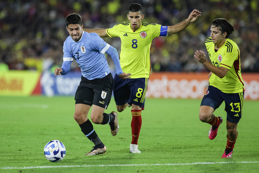 Uruguay le amargó la noche a la Selección Colombia Sub 20, en El Campín 1 Uruguay le amargó la noche a la Selección Colombia Sub 20, en El Campín Con derrota la Selección Colombia inició anoche su participación en el hexagonal final del Sudamericano Sub 20. En un estadio El Campín casi lleno, la 'Tricolor' cayó 1-0 con Uruguay y sufrió su primer traspié en su camino para clasificar al Mundial de Indonesia. Eso sí, hay que reconocer que el equipo corrió y metió hasta el final.