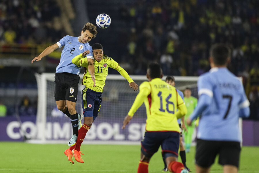 Uruguay le amargó la noche a la Selección Colombia Sub 20, en El Campín 2 Uruguay le amargó la noche a la Selección Colombia Sub 20, en El Campín Con derrota la Selección Colombia inició anoche su participación en el hexagonal final del Sudamericano Sub 20. En un estadio El Campín casi lleno, la 'Tricolor' cayó 1-0 con Uruguay y sufrió su primer traspié en su camino para clasificar al Mundial de Indonesia. Eso sí, hay que reconocer que el equipo corrió y metió hasta el final.