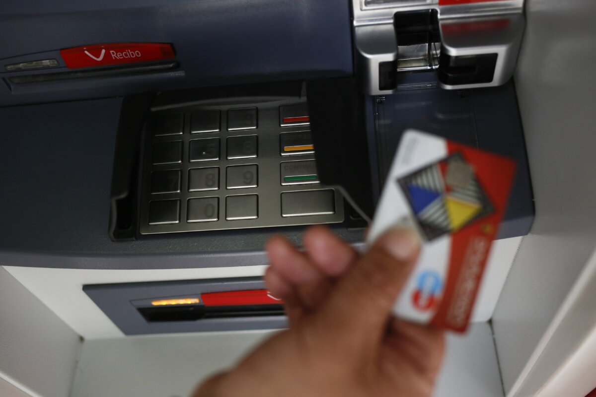 Las compras con tarjeta de crédito para enero de 2023 serán 66,5% más costosas 1 Las compras con tarjeta de crédito para enero de 2023 serán 66,5% más costosas Esto, comparado con enero de 2022, representó un incremento en la tasa de usura de 17,28 puntos porcentuales, pasando de 25,98% en enero de este año a 43,26% en enero de 2023, lo que significa que usar tarjetas de crédito a inicios de 2023 será 66,5% más costoso que en enero de 2022.
