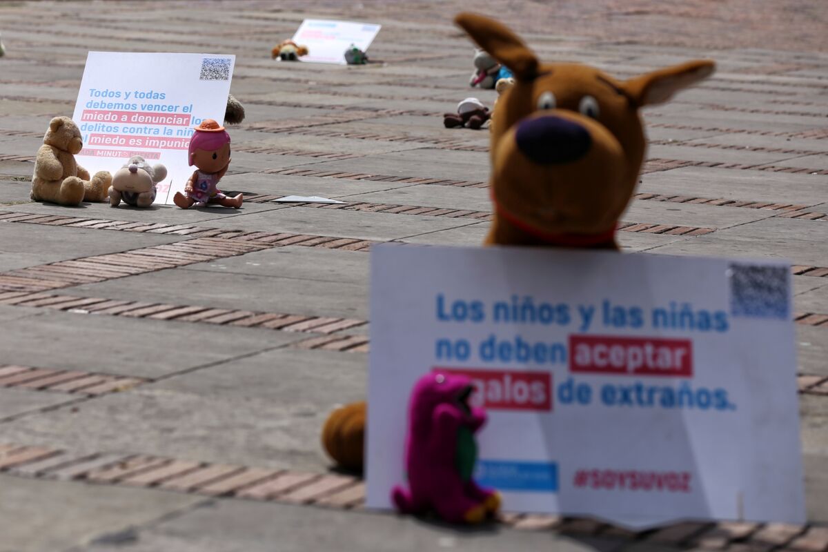 Investigan a profesor que pedía favores sexuales a cambio de notas &nbsp;Por presuntamente pedir relaciones sexuales a una menor de edad a cambio de ayudarle a salvar el año escolar, la Procuraduría formulo cargos contra el exdocente Sanín Hernando Astudillo Martínez.