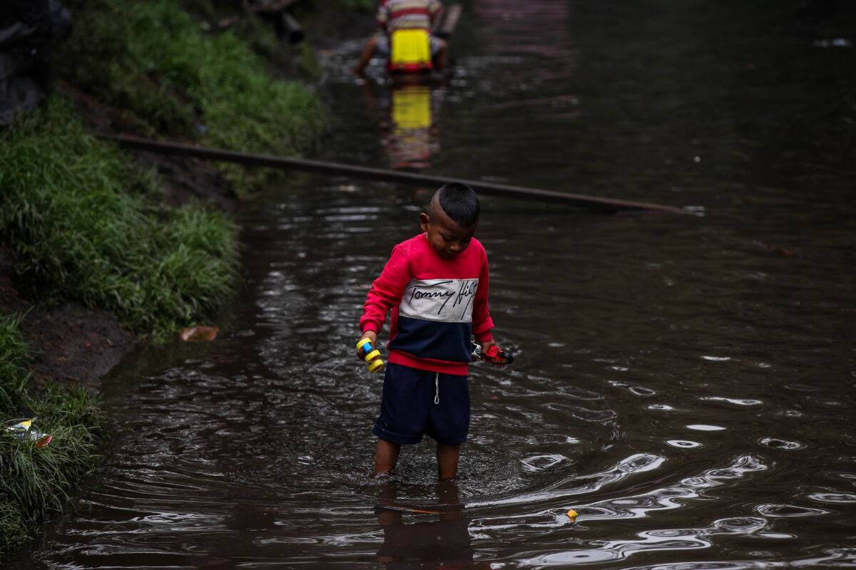 Inicia entrega de ayudas de la UNGRD a damnificados ¿Cómo aplicar? 4 Inicia entrega de ayudas de la UNGRD a damnificados ¿Cómo aplicar? Las fuertes lluvias en el país no se detienen y han dejado a su paso miles de damnificados, por esto, la Unidad Nacional para la Gestión de Riesgo de Desastres, anunció que se inicia la segunda etapa de apoyo económico para estas personas.