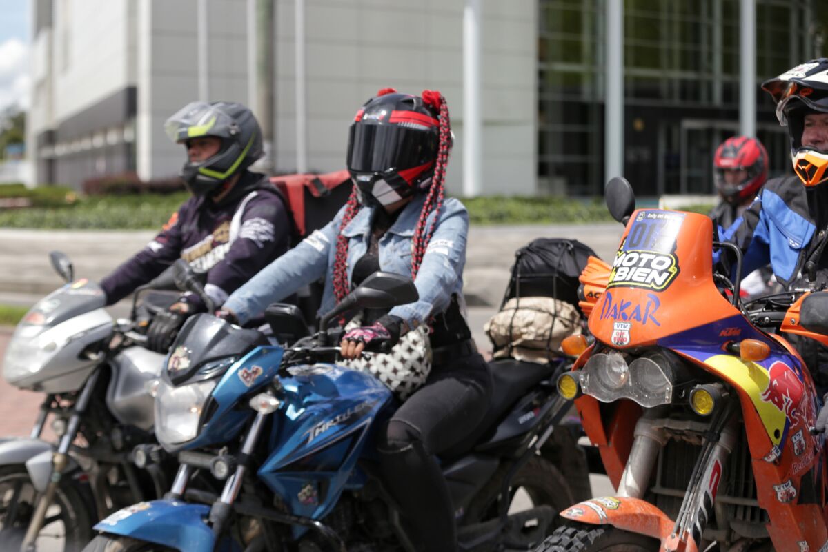 Cada día se están vendiendo un promedio de más de 2.000 motos en Colombia 1 Cada día se están vendiendo un promedio de más de 2.000 motos en Colombia Por cada mes se vendieron 68.551 motos en 2022; cada día, 2.253; unas 90 por cada hora. Las razones de la acogida que llevó al sector a mover más de 822.000 unidades son múltiples y relacionadas con financiación y movilidad, según las empresas.
