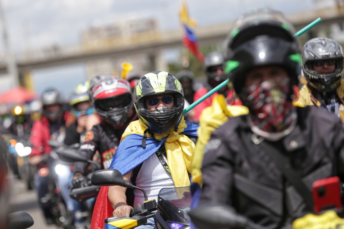 Cada día se están vendiendo un promedio de más de 2.000 motos en Colombia 5 Cada día se están vendiendo un promedio de más de 2.000 motos en Colombia Por cada mes se vendieron 68.551 motos en 2022; cada día, 2.253; unas 90 por cada hora. Las razones de la acogida que llevó al sector a mover más de 822.000 unidades son múltiples y relacionadas con financiación y movilidad, según las empresas.