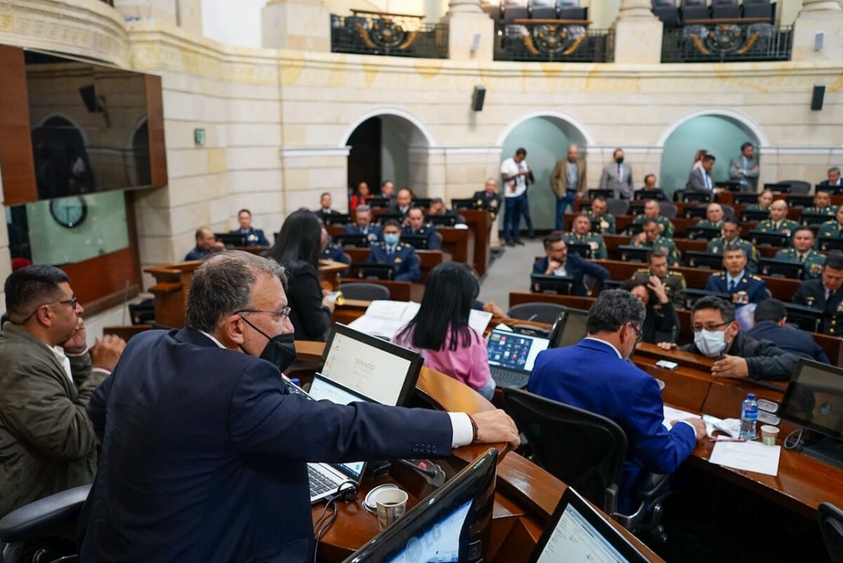 Fiscalía abre investigación por presunto acoso y trata de personas en el Senado Por las afirmaciones hechas a través de Twitter por parte del exsenador de la República, Gustavo Bolívar, en las que afirma la presunta existencia de casos sobre trata de personas y acoso sexual al interior del Senado, la Fiscalía abrió investigación de oficio frente a estos señalamientos.