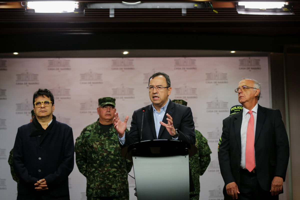 ¿Falta experiencia? Fallido cese bilateral causa tensión entre el Gobierno y Eln 1 ¿Falta experiencia? Fallido cese bilateral causa tensión entre el Gobierno y Eln El fallido cese bilateral anunciado por el Gobierno Nacional con el Ejército de Liberación Nacional (ELN) y que no fue reconocido por el grupo armado causó un error y tensión entre las partes que han venido adelantado conversaciones y negociaciones de paz en la posible búsqueda de un acuerdo de paz con ese grupo armado.