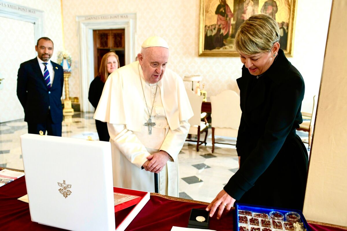 La primera dama visitó al Papa Francisco para invitarlo a Colombia 1 La primera dama visitó al Papa Francisco para invitarlo a Colombia En audiencia privada fue recibida este sábado en el Vaticano la primera dama de la Nación, Verónica Alcocer, por parte del papa Francisco, en un encuentro que se dio sobre las 10:30 de la mañana en donde hablaron sobre la violencia intrafamiliar, el maltrato a la mujer, los niños y niñas.