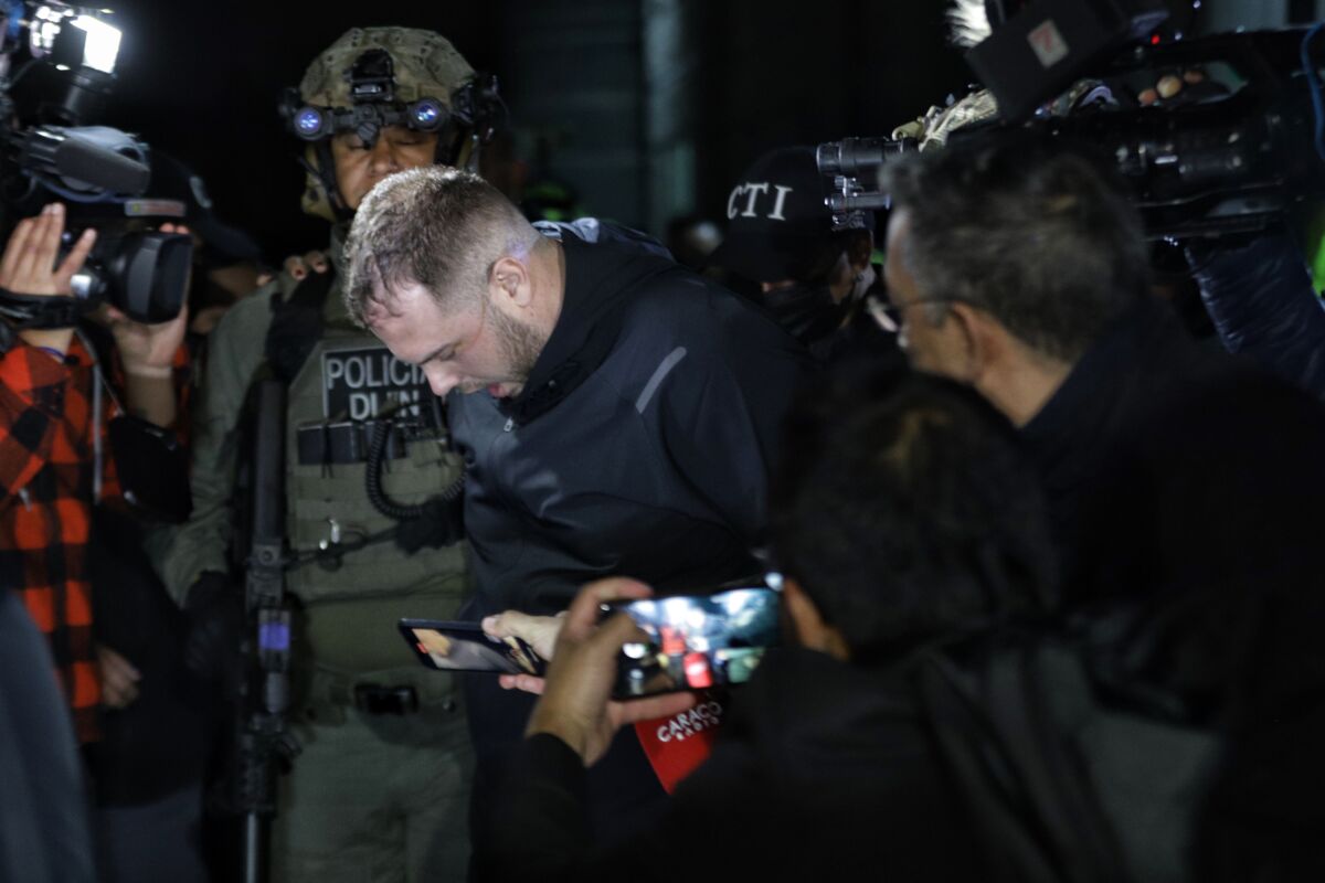 Así fue la llegada del novio de la DJ Valentina Trespalacios a Bogotá El estadounidense John Nelson Poulos, fue deportado anoche por las autoridades panameñas a Colombia, por ser el principal sospechoso en el asesinato de la DJ Valentina Trespalacios.