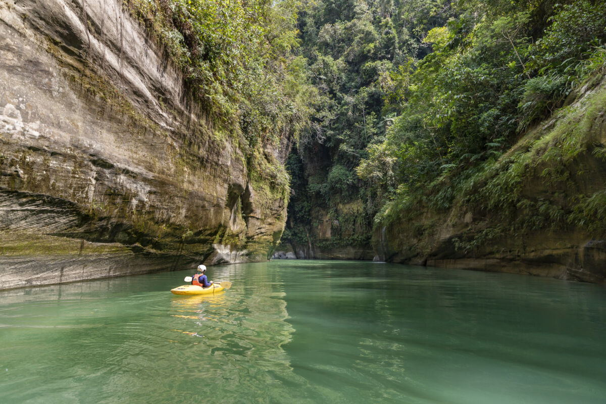 ¿Cuál es el santuario natural que está acabando la minería ilegal? 8 ¿Cuál es el santuario natural que está acabando la minería ilegal? El turismo del Meta que está ayudando en la reactivación económica del departamento se está afectado por la acción de la minería ilegal que se está presentando en el Cañón, del río Güejar, según reportó el gobernador del Meta, Juan Guillermo Zuluaga.