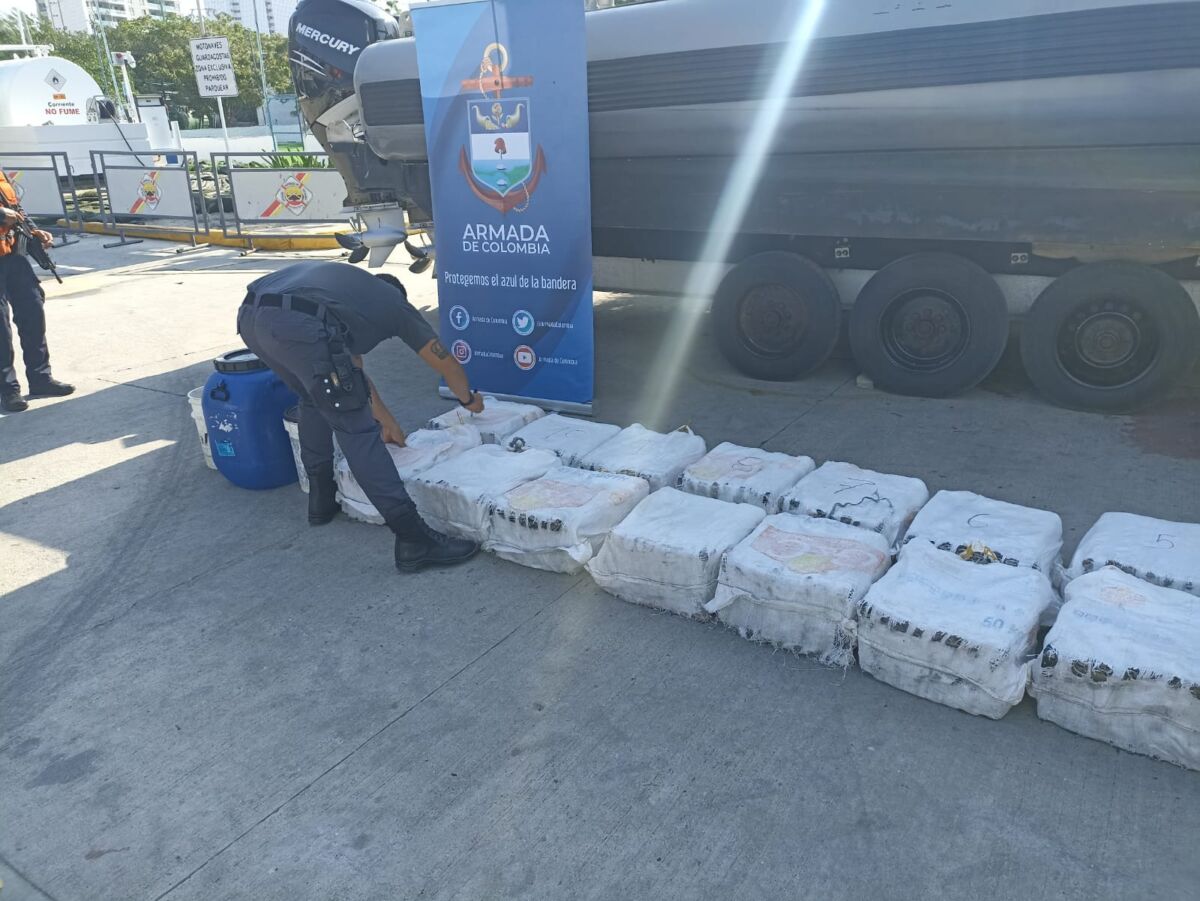 Armada de Colombia incautó 552 kilos de coca en el Mar Caribe 1 Armada de Colombia incautó 552 kilos de coca en el Mar Caribe Un nuevo golpe a las bandas del narcotráfico propinó la Armada de Colombia, que en trabajo conjunto con la Fuerza Aérea Colombiana y la Fuerza de Tarea Conjunta Interagencial del Comando Sur de los Estados Unidos, incautó más de 550 kilogramos de clorhidrato de cocaína, avaluados en 18 millones de dólares.