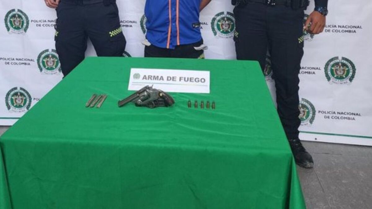 Capturan a delincuente que estaba haciendo disparos al aire en Engativá 1 Capturan a delincuente que estaba haciendo disparos al aire en Engativá Uniformados de la Policía Metropolitana de Bogotá en medio de las actividades de patrullaje se percataron de un sujeto que estaba actuando de manera sospechosa y que comenzó a disparar al aire, colocando en riesgo la integridad de las personas del sector.