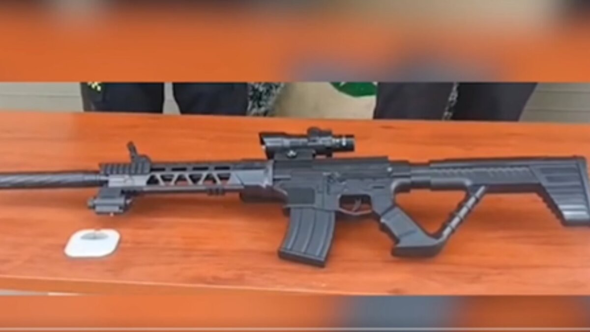 ¡Asesino en potencia! Capturan a hombre que le disparó a ciudadanos con un fusil de balines 1 ¡Asesino en potencia! Capturan a hombre que le disparó a ciudadanos con un fusil de balines Según la ciudadanía, el sujeto se divertía disparándole a los ciudadanos y animales con un fusil de balines metálicos.