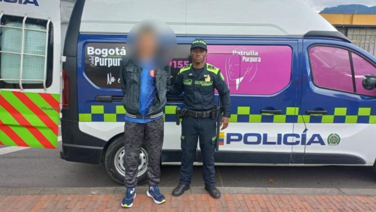Capturan a sujeto que agredió a una mujer en TransMilenio En pleno articulado de TransMilenio, un hombre comenzó a agredir de manera verbal a una mujer y luego la golpeó, al parecer, porque la señora no le prestó atención a los insultos.