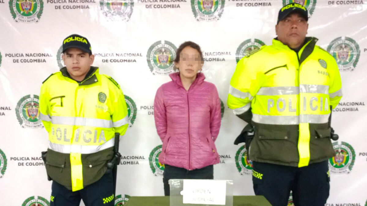 La Policía agarra tremenda 'joya' requerida por la Interpol 2 La Policía agarra tremenda 'joya' requerida por la Interpol Gracias a los trabajos de inteligencia de la Policía Nacional, en las últimas horas capturaron a una mujer que integraba el grupo delincuencial 'Los Camilos' y que cuenta con una circular azul de la Interpol.