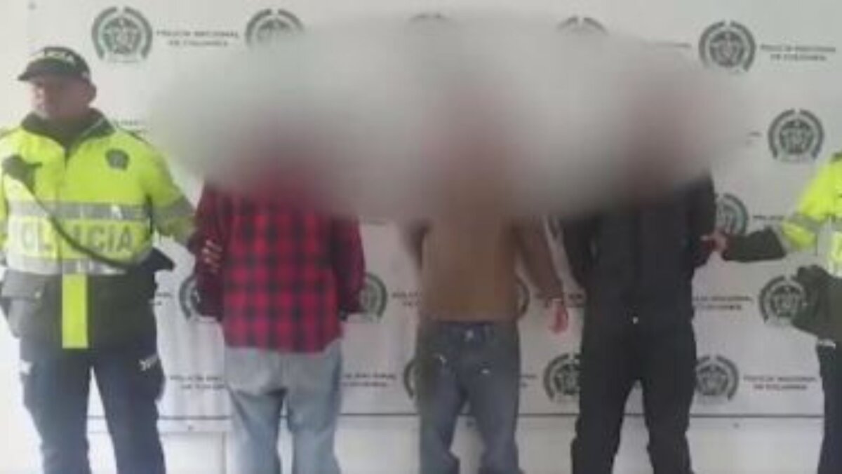 Capturan a tres pillos que hurtaron un vehículo en Ciudad Bolívar 5 Capturan a tres pillos que hurtaron un vehículo en Ciudad Bolívar En el barrio Las Acacias, en la localidad de Ciudad Bolívar, tres sujetos se robaron un vehículo, pero las víctimas alertaron a las autoridades de los hechos, por lo que de inmediato se inició un plan candado.
