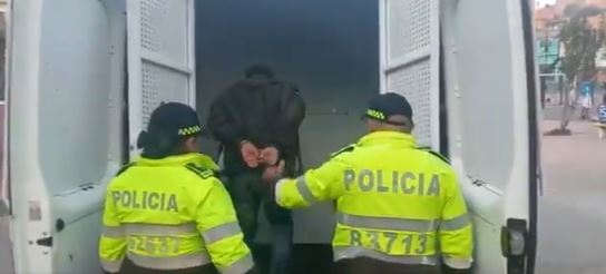 Capturaron a hombre que era buscado por homicidio en Ciudad Bolívar En las últimas horas, la Policía Metropolitana de Bogotá logró capturar a un presunto homicida que era buscado por cielo y tierra.