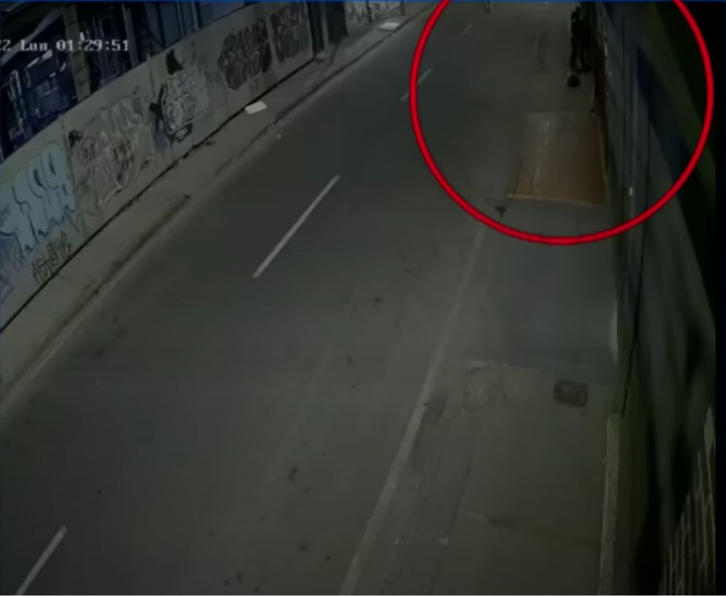 Capturaron a pillo que se quedó atrapado en un local y luego lo dejaron en libertad ¡Increíble! Un pillo que ingresó a robar en una empresa del barrio La Granja (Engativá)&nbsp;se quedó atrapado mientras hurtaba. Tras la alerta de los propietarios, las autoridades lo capturaron, pero horas después el pillo quedó en libertad.