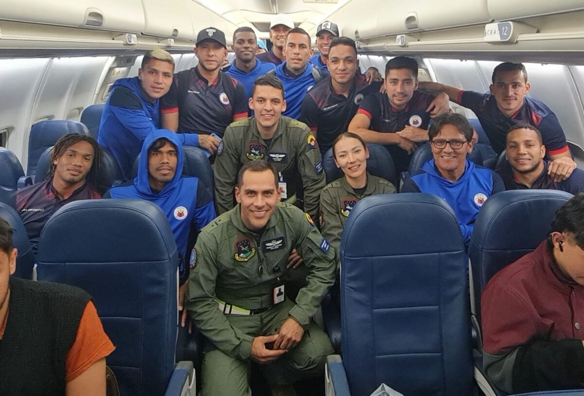 ¡Casi que no! Jugadores del Deportivo Pasto regresaron al país en vuelo humanitario 1 ¡Casi que no! Jugadores del Deportivo Pasto regresaron al país en vuelo humanitario Tras varios días de incertidumbre, el Deportivo Pasto logró salir de Perú y llegar a Colombia en un vuelo humanitario.