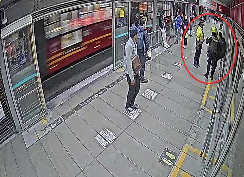 Cayeron 'Los de Comuneros', banda que atracaba sin asco en TransMilenio 6 Cayeron 'Los de Comuneros', banda que atracaba sin asco en TransMilenio La Policía de Bogotá señaló que se logró la desarticulación de una banda conocida como 'Los de Comuneros', dedicada a robar en las estaciones de TransMilenio.