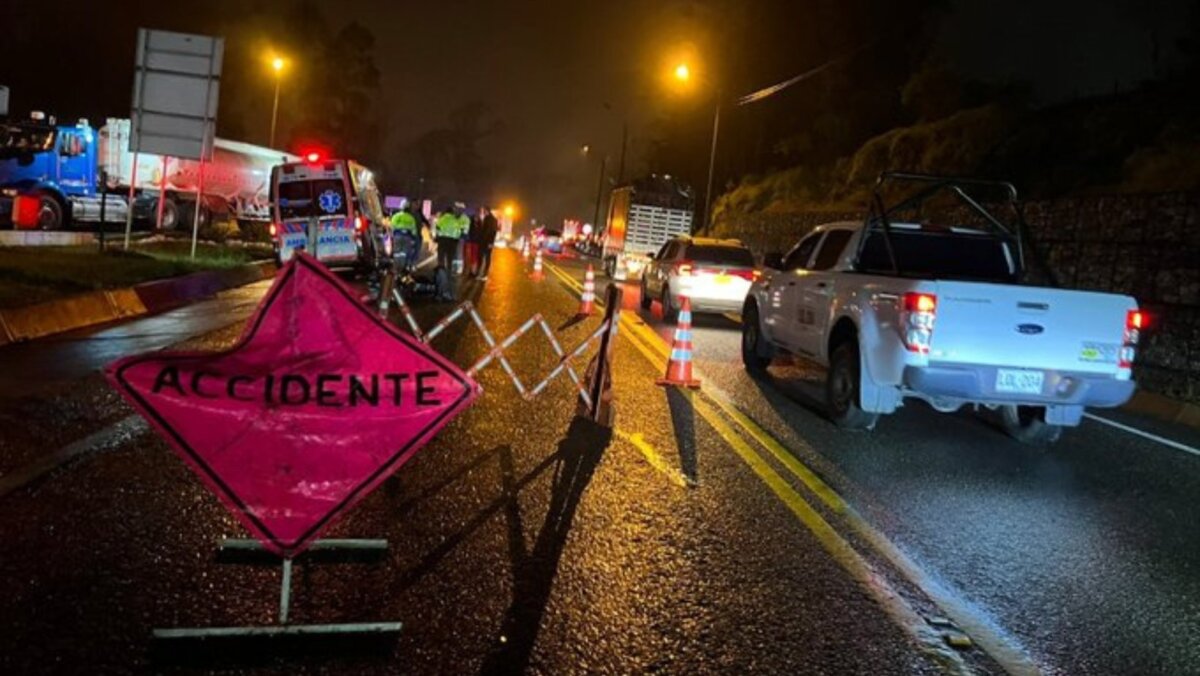 Cierre total del Túnel Monterredondo por incendio en la vía Bogotá-Villavicencio 2 Cierre total del Túnel Monterredondo por incendio en la vía Bogotá-Villavicencio En las horas de la madrugada de este martes 3 de enero se registró un grave accidente en la vía Bogotá-Villavicencio. Según las autoridades, un auto se prendió en llamas mientras transitaba por el túnel Monterredondo.